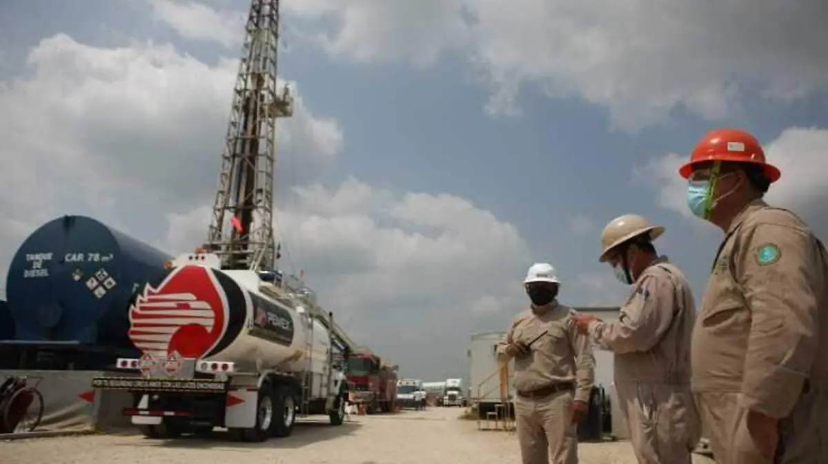 Trabajadores de Pemex durante mantenimiento